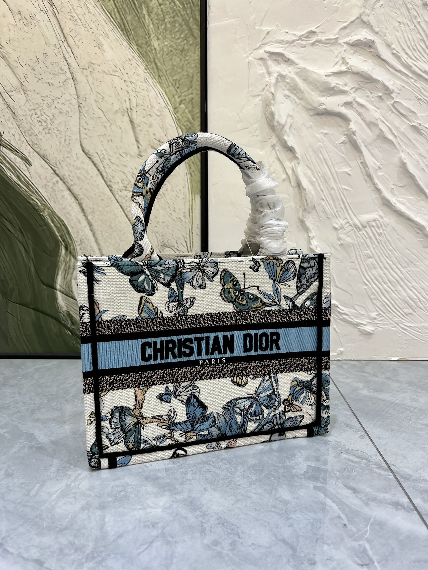 织带蝴蝶小号Book Tote 手袋由 Dior 女装创意总监玛丽亚·嘉茜娅·蔻丽 (Maria Gra