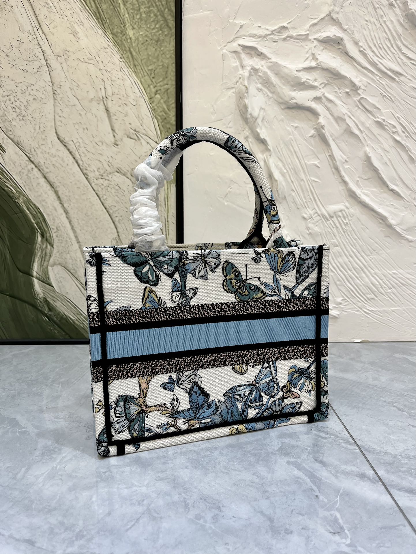 织带蝴蝶小号Book Tote 手袋由 Dior 女装创意总监玛丽亚·嘉茜娅·蔻丽 (Maria Gra