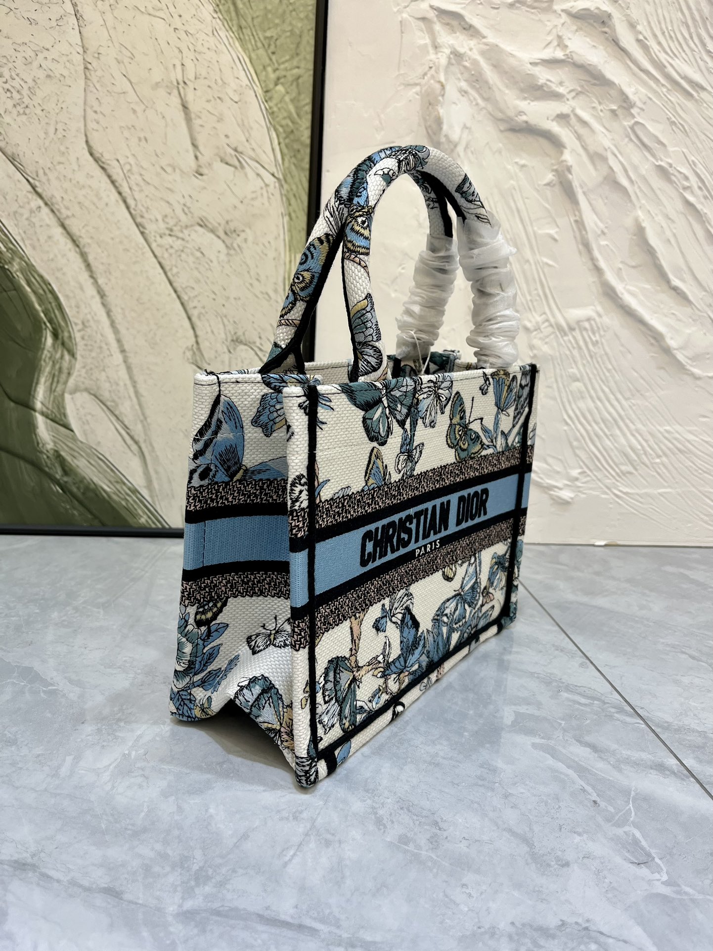 织带蝴蝶小号Book Tote 手袋由 Dior 女装创意总监玛丽亚·嘉茜娅·蔻丽 (Maria Gra