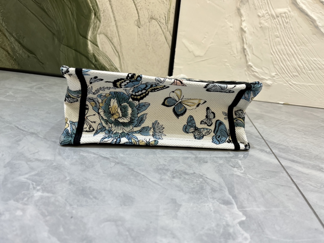 织带蝴蝶小号Book Tote 手袋由 Dior 女装创意总监玛丽亚·嘉茜娅·蔻丽 (Maria Gra
