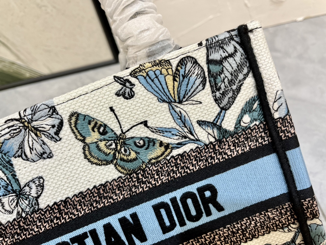 织带蝴蝶小号Book Tote 手袋由 Dior 女装创意总监玛丽亚·嘉茜娅·蔻丽 (Maria Gra