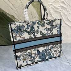 织带蝴蝶大号Book Tote 手袋由 Dior 女装创意总监玛丽亚·嘉茜娅·蔻丽 (Maria Gra 织带蝴蝶大号Book Tote 手袋由 Dior 女装创意总监玛丽亚·嘉茜娅·蔻丽 (Maria Gra