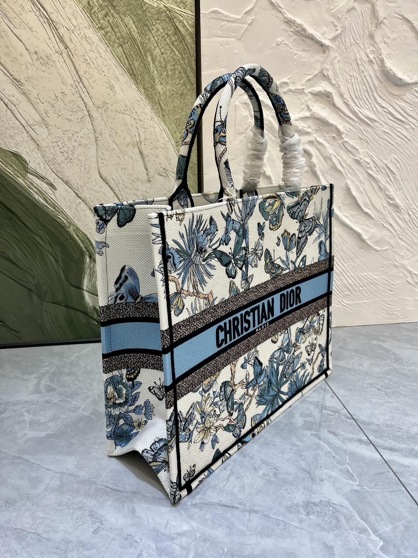 织带蝴蝶大号Book Tote 手袋由 Dior 女装创意总监玛丽亚·嘉茜娅·蔻丽 (Maria Gra 织带蝴蝶大号Book Tote 手袋由 Dior 女装创意总监玛丽亚·嘉茜娅·蔻丽 (Maria Gra
