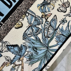 织带蝴蝶大号Book Tote 手袋由 Dior 女装创意总监玛丽亚·嘉茜娅·蔻丽 (Maria Gra 织带蝴蝶大号Book Tote 手袋由 Dior 女装创意总监玛丽亚·嘉茜娅·蔻丽 (Maria Gra