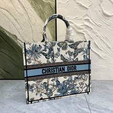织带蝴蝶大号Book Tote 手袋由 Dior 女装创意总监玛丽亚·嘉茜娅·蔻丽 (Maria Gra 织带蝴蝶大号Book Tote 手袋由 Dior 女装创意总监玛丽亚·嘉茜娅·蔻丽 (Maria Gra