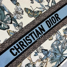织带蝴蝶大号Book Tote 手袋由 Dior 女装创意总监玛丽亚·嘉茜娅·蔻丽 (Maria Gra 织带蝴蝶大号Book Tote 手袋由 Dior 女装创意总监玛丽亚·嘉茜娅·蔻丽 (Maria Gra
