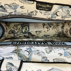 织带蝴蝶大号Book Tote 手袋由 Dior 女装创意总监玛丽亚·嘉茜娅·蔻丽 (Maria Gra 织带蝴蝶大号Book Tote 手袋由 Dior 女装创意总监玛丽亚·嘉茜娅·蔻丽 (Maria Gra