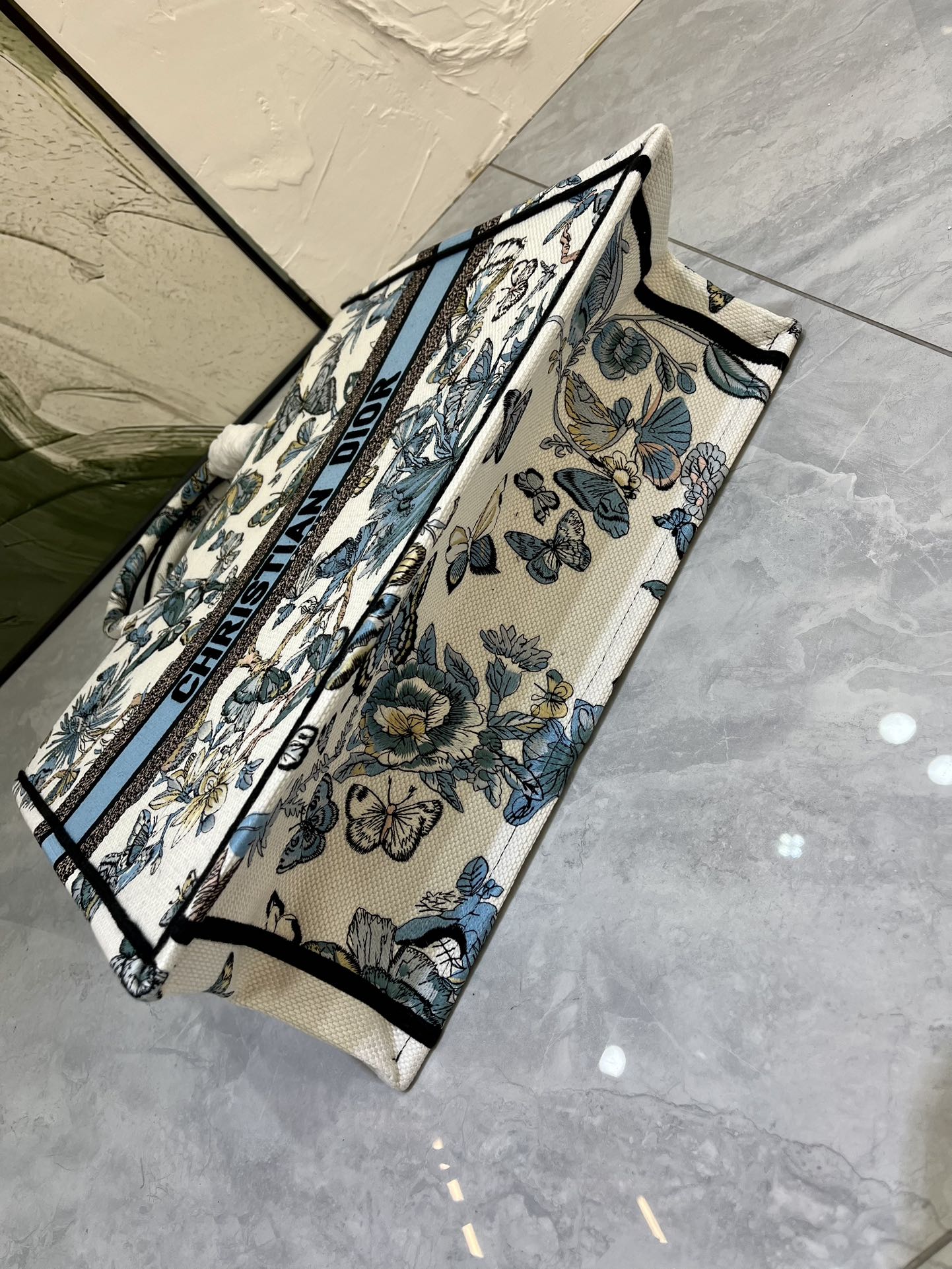 织带蝴蝶大号Book Tote 手袋由 Dior 女装创意总监玛丽亚·嘉茜娅·蔻丽 (Maria Gra 织带蝴蝶大号Book Tote 手袋由 Dior 女装创意总监玛丽亚·嘉茜娅·蔻丽 (Maria Gra