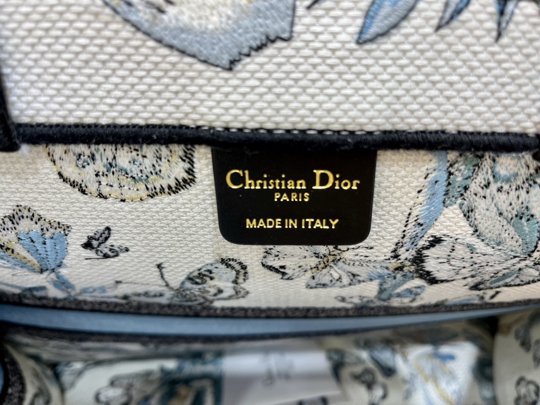 织带蝴蝶大号Book Tote 手袋由 Dior 女装创意总监玛丽亚·嘉茜娅·蔻丽 (Maria Gra 织带蝴蝶大号Book Tote 手袋由 Dior 女装创意总监玛丽亚·嘉茜娅·蔻丽 (Maria Gra
