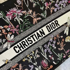 繁花蜻蜓大号Book Tote 手袋由 Dior 女装创意总监玛丽亚·嘉茜娅·蔻丽 (Maria Gra 繁花蜻蜓大号Book Tote 手袋由 Dior 女装创意总监玛丽亚·嘉茜娅·蔻丽 (Maria Gra