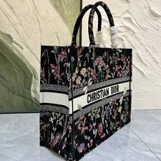 繁花蜻蜓大号Book Tote 手袋由 Dior 女装创意总监玛丽亚·嘉茜娅·蔻丽 (Maria Gra 繁花蜻蜓大号Book Tote 手袋由 Dior 女装创意总监玛丽亚·嘉茜娅·蔻丽 (Maria Gra