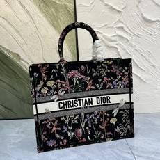 繁花蜻蜓大号Book Tote 手袋由 Dior 女装创意总监玛丽亚·嘉茜娅·蔻丽 (Maria Gra 繁花蜻蜓大号Book Tote 手袋由 Dior 女装创意总监玛丽亚·嘉茜娅·蔻丽 (Maria Gra