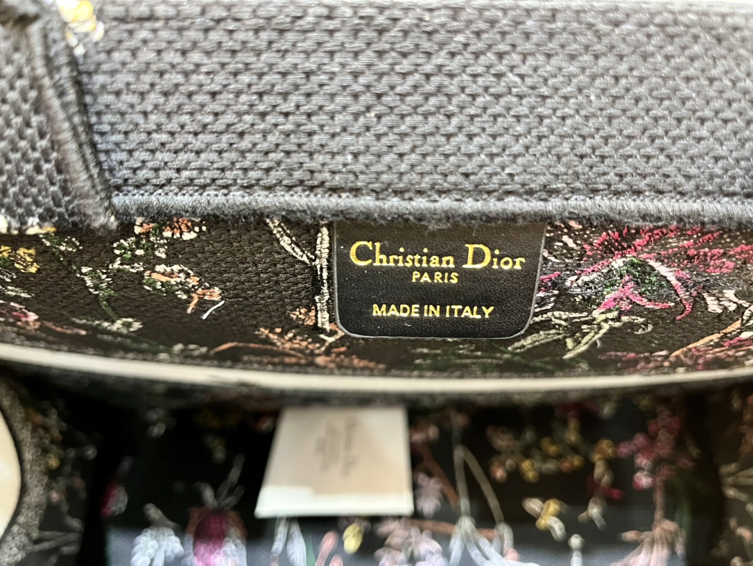 繁花蜻蜓大号Book Tote 手袋由 Dior 女装创意总监玛丽亚·嘉茜娅·蔻丽 (Maria Gra 繁花蜻蜓大号Book Tote 手袋由 Dior 女装创意总监玛丽亚·嘉茜娅·蔻丽 (Maria Gra