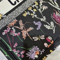 繁花蜻蜓大号Book Tote 手袋由 Dior 女装创意总监玛丽亚·嘉茜娅·蔻丽 (Maria Gra 繁花蜻蜓大号Book Tote 手袋由 Dior 女装创意总监玛丽亚·嘉茜娅·蔻丽 (Maria Gra