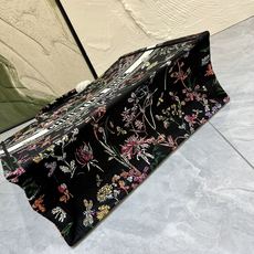 繁花蜻蜓大号Book Tote 手袋由 Dior 女装创意总监玛丽亚·嘉茜娅·蔻丽 (Maria Gra 繁花蜻蜓大号Book Tote 手袋由 Dior 女装创意总监玛丽亚·嘉茜娅·蔻丽 (Maria Gra