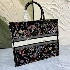 繁花蜻蜓大号Book Tote 手袋由 Dior 女装创意总监玛丽亚·嘉茜娅·蔻丽 (Maria Gra 繁花蜻蜓大号Book Tote 手袋由 Dior 女装创意总监玛丽亚·嘉茜娅·蔻丽 (Maria Gra