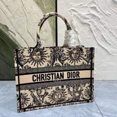 太阳花中号Book Tote 手袋由 Dior 女装创意总监玛丽亚·嘉茜娅·蔻丽 (Maria Graz 太阳花中号Book Tote 手袋由 Dior 女装创意总监玛丽亚·嘉茜娅·蔻丽 (Maria Graz