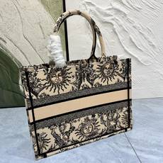 太阳花中号Book Tote 手袋由 Dior 女装创意总监玛丽亚·嘉茜娅·蔻丽 (Maria Graz 太阳花中号Book Tote 手袋由 Dior 女装创意总监玛丽亚·嘉茜娅·蔻丽 (Maria Graz