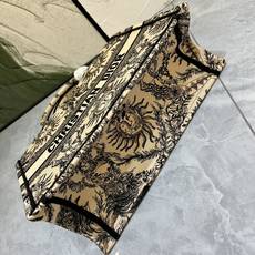 太阳花中号Book Tote 手袋由 Dior 女装创意总监玛丽亚·嘉茜娅·蔻丽 (Maria Graz 太阳花中号Book Tote 手袋由 Dior 女装创意总监玛丽亚·嘉茜娅·蔻丽 (Maria Graz
