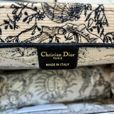太阳花中号Book Tote 手袋由 Dior 女装创意总监玛丽亚·嘉茜娅·蔻丽 (Maria Graz 太阳花中号Book Tote 手袋由 Dior 女装创意总监玛丽亚·嘉茜娅·蔻丽 (Maria Graz