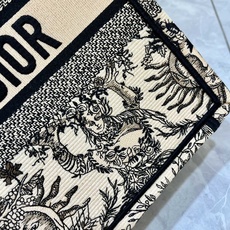 太阳花中号Book Tote 手袋由 Dior 女装创意总监玛丽亚·嘉茜娅·蔻丽 (Maria Graz 太阳花中号Book Tote 手袋由 Dior 女装创意总监玛丽亚·嘉茜娅·蔻丽 (Maria Graz