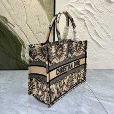 太阳花中号Book Tote 手袋由 Dior 女装创意总监玛丽亚·嘉茜娅·蔻丽 (Maria Graz 太阳花中号Book Tote 手袋由 Dior 女装创意总监玛丽亚·嘉茜娅·蔻丽 (Maria Graz