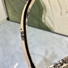 太阳花中号Book Tote 手袋由 Dior 女装创意总监玛丽亚·嘉茜娅·蔻丽 (Maria Graz 太阳花中号Book Tote 手袋由 Dior 女装创意总监玛丽亚·嘉茜娅·蔻丽 (Maria Graz