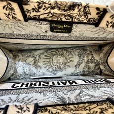 太阳花中号Book Tote 手袋由 Dior 女装创意总监玛丽亚·嘉茜娅·蔻丽 (Maria Graz 太阳花中号Book Tote 手袋由 Dior 女装创意总监玛丽亚·嘉茜娅·蔻丽 (Maria Graz