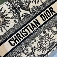 太阳花中号Book Tote 手袋由 Dior 女装创意总监玛丽亚·嘉茜娅·蔻丽 (Maria Graz 太阳花中号Book Tote 手袋由 Dior 女装创意总监玛丽亚·嘉茜娅·蔻丽 (Maria Graz