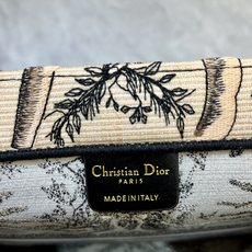 太阳花大号Book Tote 手袋由 Dior 女装创意总监玛丽亚·嘉茜娅·蔻丽 (Maria Graz 太阳花大号Book Tote 手袋由 Dior 女装创意总监玛丽亚·嘉茜娅·蔻丽 (Maria Graz
