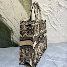 太阳花大号Book Tote 手袋由 Dior 女装创意总监玛丽亚·嘉茜娅·蔻丽 (Maria Graz 太阳花大号Book Tote 手袋由 Dior 女装创意总监玛丽亚·嘉茜娅·蔻丽 (Maria Graz