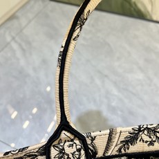 太阳花大号Book Tote 手袋由 Dior 女装创意总监玛丽亚·嘉茜娅·蔻丽 (Maria Graz 太阳花大号Book Tote 手袋由 Dior 女装创意总监玛丽亚·嘉茜娅·蔻丽 (Maria Graz