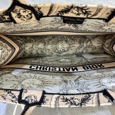 太阳花大号Book Tote 手袋由 Dior 女装创意总监玛丽亚·嘉茜娅·蔻丽 (Maria Graz 太阳花大号Book Tote 手袋由 Dior 女装创意总监玛丽亚·嘉茜娅·蔻丽 (Maria Graz