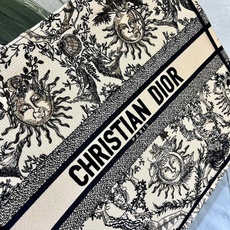 太阳花大号Book Tote 手袋由 Dior 女装创意总监玛丽亚·嘉茜娅·蔻丽 (Maria Graz 太阳花大号Book Tote 手袋由 Dior 女装创意总监玛丽亚·嘉茜娅·蔻丽 (Maria Graz