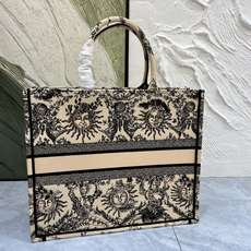 太阳花大号Book Tote 手袋由 Dior 女装创意总监玛丽亚·嘉茜娅·蔻丽 (Maria Graz 太阳花大号Book Tote 手袋由 Dior 女装创意总监玛丽亚·嘉茜娅·蔻丽 (Maria Graz
