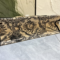 太阳花大号Book Tote 手袋由 Dior 女装创意总监玛丽亚·嘉茜娅·蔻丽 (Maria Graz 太阳花大号Book Tote 手袋由 Dior 女装创意总监玛丽亚·嘉茜娅·蔻丽 (Maria Graz