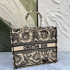 太阳花大号Book Tote 手袋由 Dior 女装创意总监玛丽亚·嘉茜娅·蔻丽 (Maria Graz 太阳花大号Book Tote 手袋由 Dior 女装创意总监玛丽亚·嘉茜娅·蔻丽 (Maria Graz