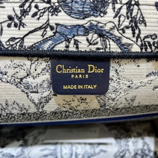太阳花中号Book Tote 手袋由 Dior 女装创意总监玛丽亚·嘉茜娅·蔻丽 (Maria Graz 太阳花中号Book Tote 手袋由 Dior 女装创意总监玛丽亚·嘉茜娅·蔻丽 (Maria Graz