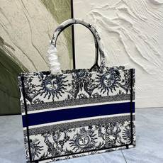 太阳花中号Book Tote 手袋由 Dior 女装创意总监玛丽亚·嘉茜娅·蔻丽 (Maria Graz 太阳花中号Book Tote 手袋由 Dior 女装创意总监玛丽亚·嘉茜娅·蔻丽 (Maria Graz
