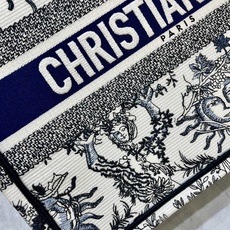 太阳花中号Book Tote 手袋由 Dior 女装创意总监玛丽亚·嘉茜娅·蔻丽 (Maria Graz 太阳花中号Book Tote 手袋由 Dior 女装创意总监玛丽亚·嘉茜娅·蔻丽 (Maria Graz