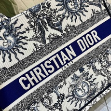 太阳花中号Book Tote 手袋由 Dior 女装创意总监玛丽亚·嘉茜娅·蔻丽 (Maria Graz 太阳花中号Book Tote 手袋由 Dior 女装创意总监玛丽亚·嘉茜娅·蔻丽 (Maria Graz
