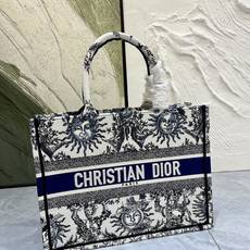 太阳花中号Book Tote 手袋由 Dior 女装创意总监玛丽亚·嘉茜娅·蔻丽 (Maria Graz 太阳花中号Book Tote 手袋由 Dior 女装创意总监玛丽亚·嘉茜娅·蔻丽 (Maria Graz