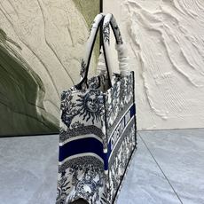太阳花中号Book Tote 手袋由 Dior 女装创意总监玛丽亚·嘉茜娅·蔻丽 (Maria Graz 太阳花中号Book Tote 手袋由 Dior 女装创意总监玛丽亚·嘉茜娅·蔻丽 (Maria Graz