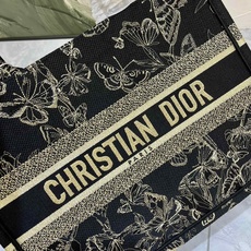 蝴蝶系列Book Tote 手袋由 Dior 女装创意总监玛丽亚·嘉茜娅·蔻丽 (Maria Grazi 蝴蝶系列Book Tote 手袋由 Dior 女装创意总监玛丽亚·嘉茜娅·蔻丽 (Maria Grazi