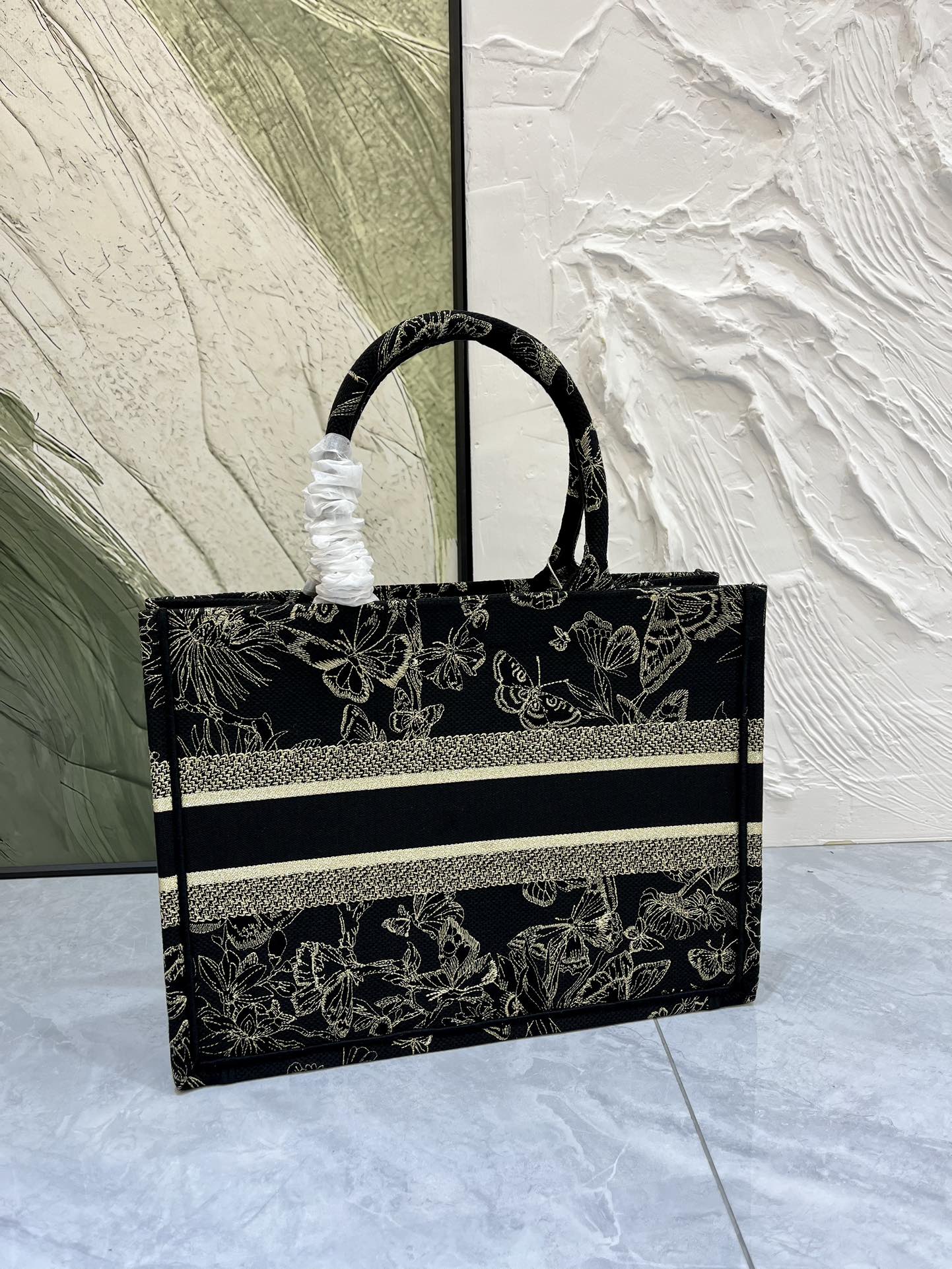 蝴蝶系列Book Tote 手袋由 Dior 女装创意总监玛丽亚·嘉茜娅·蔻丽 (Maria Grazi 蝴蝶系列Book Tote 手袋由 Dior 女装创意总监玛丽亚·嘉茜娅·蔻丽 (Maria Grazi