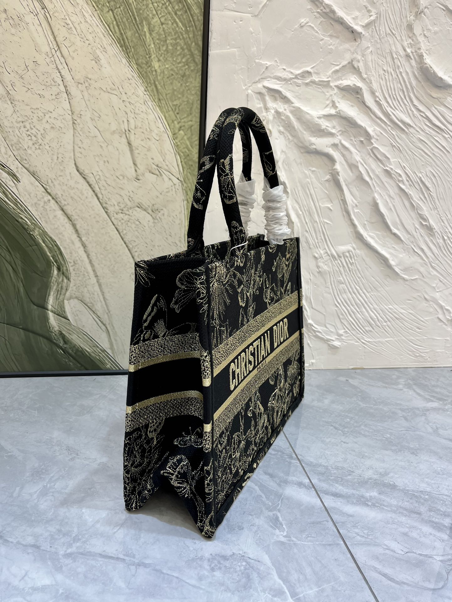 蝴蝶系列Book Tote 手袋由 Dior 女装创意总监玛丽亚·嘉茜娅·蔻丽 (Maria Grazi 蝴蝶系列Book Tote 手袋由 Dior 女装创意总监玛丽亚·嘉茜娅·蔻丽 (Maria Grazi