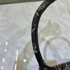 蝴蝶系列Book Tote 手袋由 Dior 女装创意总监玛丽亚·嘉茜娅·蔻丽 (Maria Grazi 蝴蝶系列Book Tote 手袋由 Dior 女装创意总监玛丽亚·嘉茜娅·蔻丽 (Maria Grazi