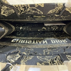 蝴蝶系列Book Tote 手袋由 Dior 女装创意总监玛丽亚·嘉茜娅·蔻丽 (Maria Grazi 蝴蝶系列Book Tote 手袋由 Dior 女装创意总监玛丽亚·嘉茜娅·蔻丽 (Maria Grazi