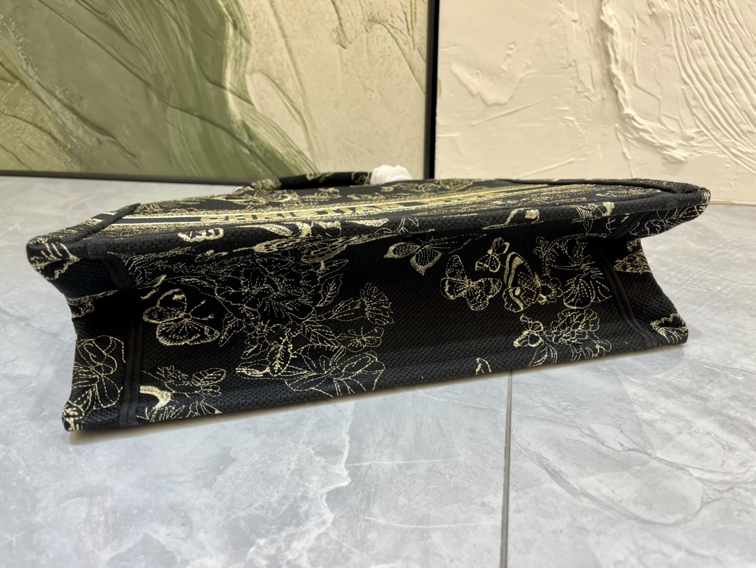 蝴蝶系列Book Tote 手袋由 Dior 女装创意总监玛丽亚·嘉茜娅·蔻丽 (Maria Grazi 蝴蝶系列Book Tote 手袋由 Dior 女装创意总监玛丽亚·嘉茜娅·蔻丽 (Maria Grazi