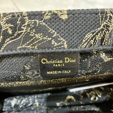 蝴蝶系列Book Tote 手袋由 Dior 女装创意总监玛丽亚·嘉茜娅·蔻丽 (Maria Grazi 蝴蝶系列Book Tote 手袋由 Dior 女装创意总监玛丽亚·嘉茜娅·蔻丽 (Maria Grazi